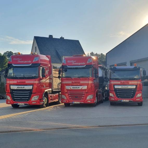 Drei LKWs stehen vor der Halle von Rüther Transporte in Olsberg-Wiemeringhausen.